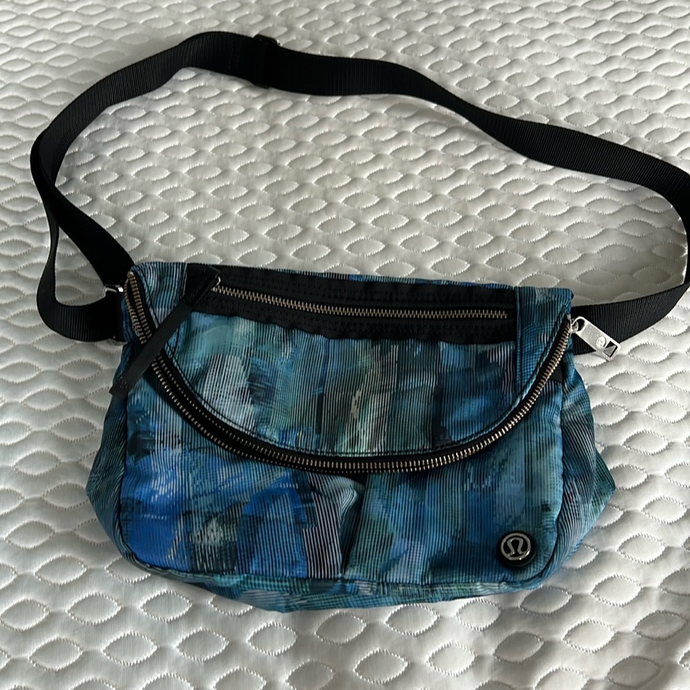 Lululemon Festival Bag II *5L
Sun Dazed Multi Blue / Black